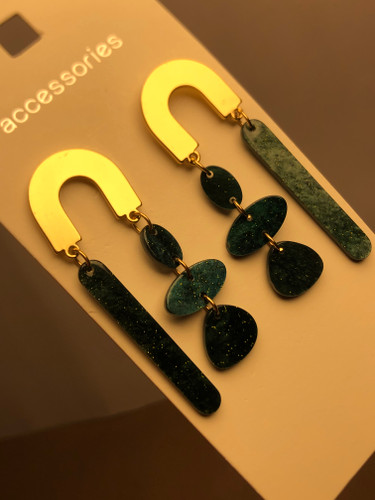 🍃گوشواره سنگ مصنوعی برند accessories آلمانی |گوشواره اروپایی|گوشواره مجلسی سبزطلایی|گوشوارهزنانه |گوشواره سبز پولداری|گوشواره رزینی سبز|گوشواره مدرن آویز سنگدار