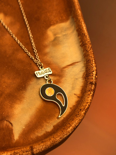 گردنبند فرندز|گردن بند دوستی|گردنبند مشکی|گردنبند طرح Friends|ترند|دخترانه|هدیه دوستانه