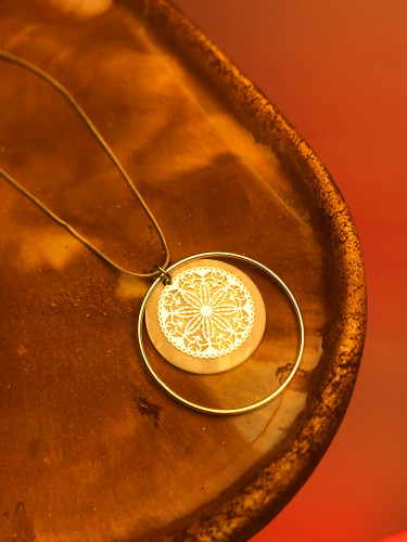 گردنبند رومانتویی|گردنبد رولباسی بلند|رو لباسی یک ردیفه دایره توری|رولباسی ماندالا|هدیه|گردنبند ترند|گردنی پینترستی |گردنبند طرح رز عارف سفید