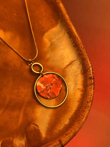 گردنبند گل قرمز|رولباسی گلدار|گردنی رولباسی بلند قرمزطلایی|گردن بند بلند آویز رو لباسی|گردنبند بهاری|گردنبند ابکاری طلا|ترند|گردنبندظریف مجلسی رولباسی|گردنبند پینترستی