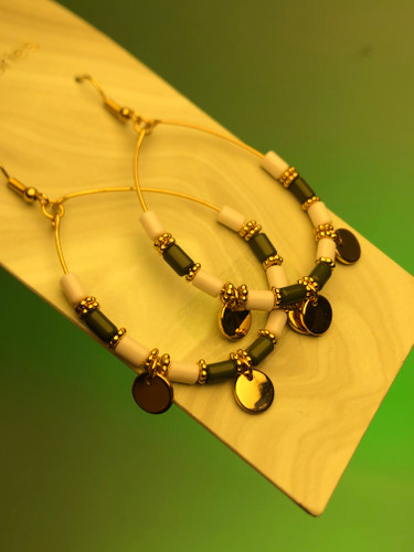 🧝🏻♀️گوشواره حلقه ای مهره ای بزرگ |گوشواره آویز مجلسی|گوشواره خاص کادو تولد|گوشواره مهره ای حلقه ای|گوشواره مهره سبز و سفید |گوشواره عربی| گوشواره اویز اشکی با مهره های سفید و سبز تیره و اویز سکه گوشواره خاص|گوشواره مدرن شیک زنانه