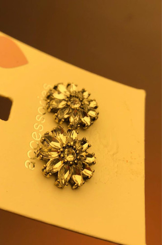 گردنبند نگین دار گردنبند مجلسی |گردنبند گل |گردنبند وارداتی گردنبند ضد حساسیت| گردنبند نگینی طرح گل